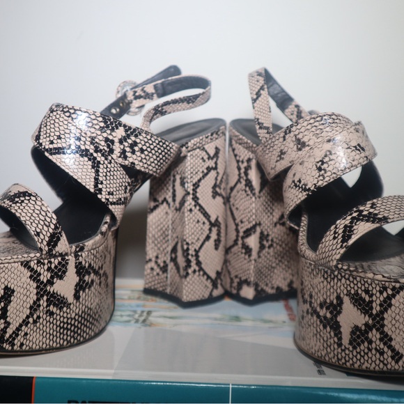 La Moda gray snake print platform heels - Picture 5 of 7